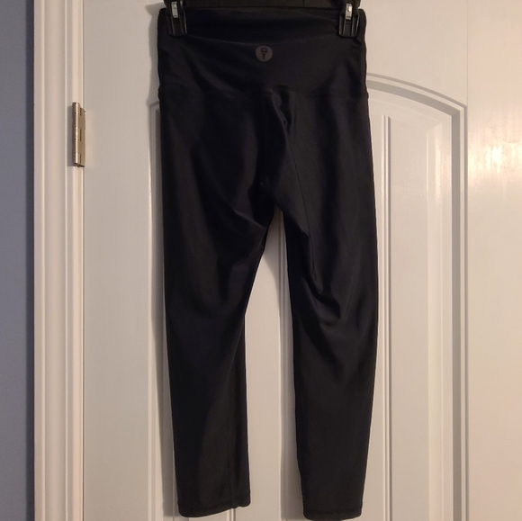 Yoga Democracy Capri Leggings - Picture 2 of 4